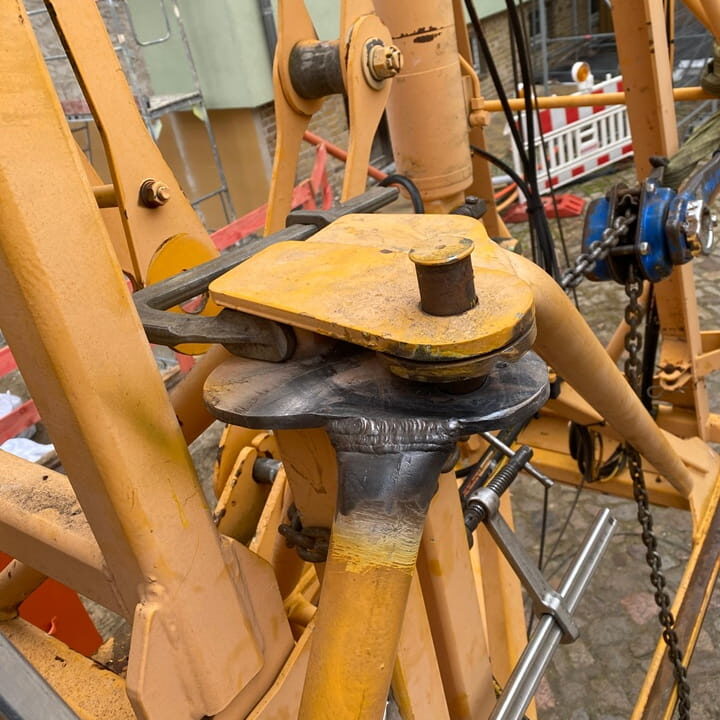Mobile-Notfallreparatur-an-einen-Kranausleger