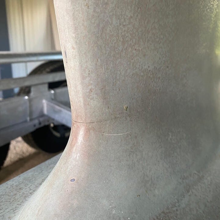 Rot-Weiß-Risspruefung-an-einem-Gusskiel