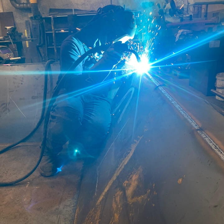 Schweißen-eines-Einfuelltrichters-fuer-Beton